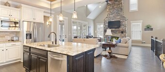 Luxurious 4 King Suites|Reynolds Landing|Fire Pit|Views