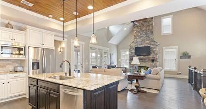 Luxurious 4 King Suites|Reynolds Landing|Fire Pit|Views