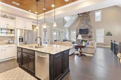 Luxurious 4 King Suites|Reynolds Landing|Fire Pit|Views