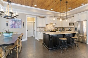 Fridge, microwave, oven, stovetop - Luxurious 4 King Suites|Reynolds Landing|Fire Pit|Views (Greensboro)