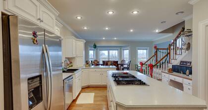 6 Mi to Bourbon Trail: Group Estate on 20 Acres