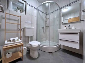 Shower - Holiday apartment with sea view and barbecue facilities (Čižići)