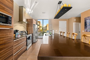 Refrigerador, microondas, horno, placa de cocina