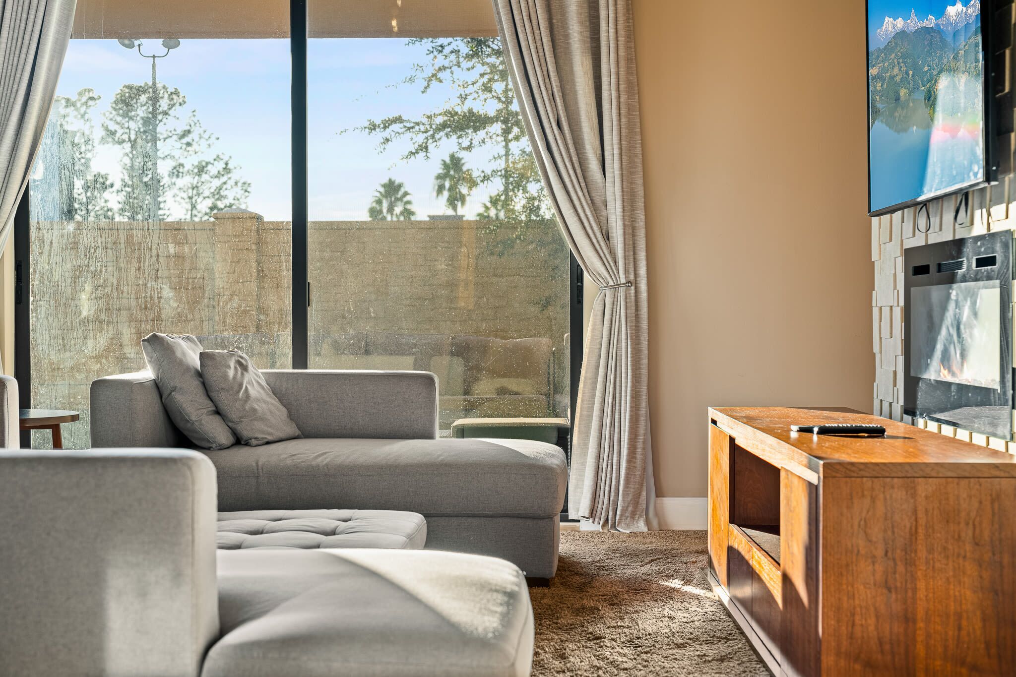 Televisión, chimenea y oficina 