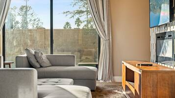 Televisión, chimenea y oficina