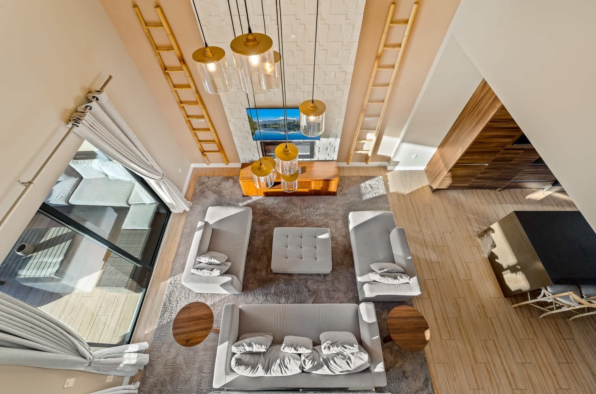 Televisión, chimenea y oficina 