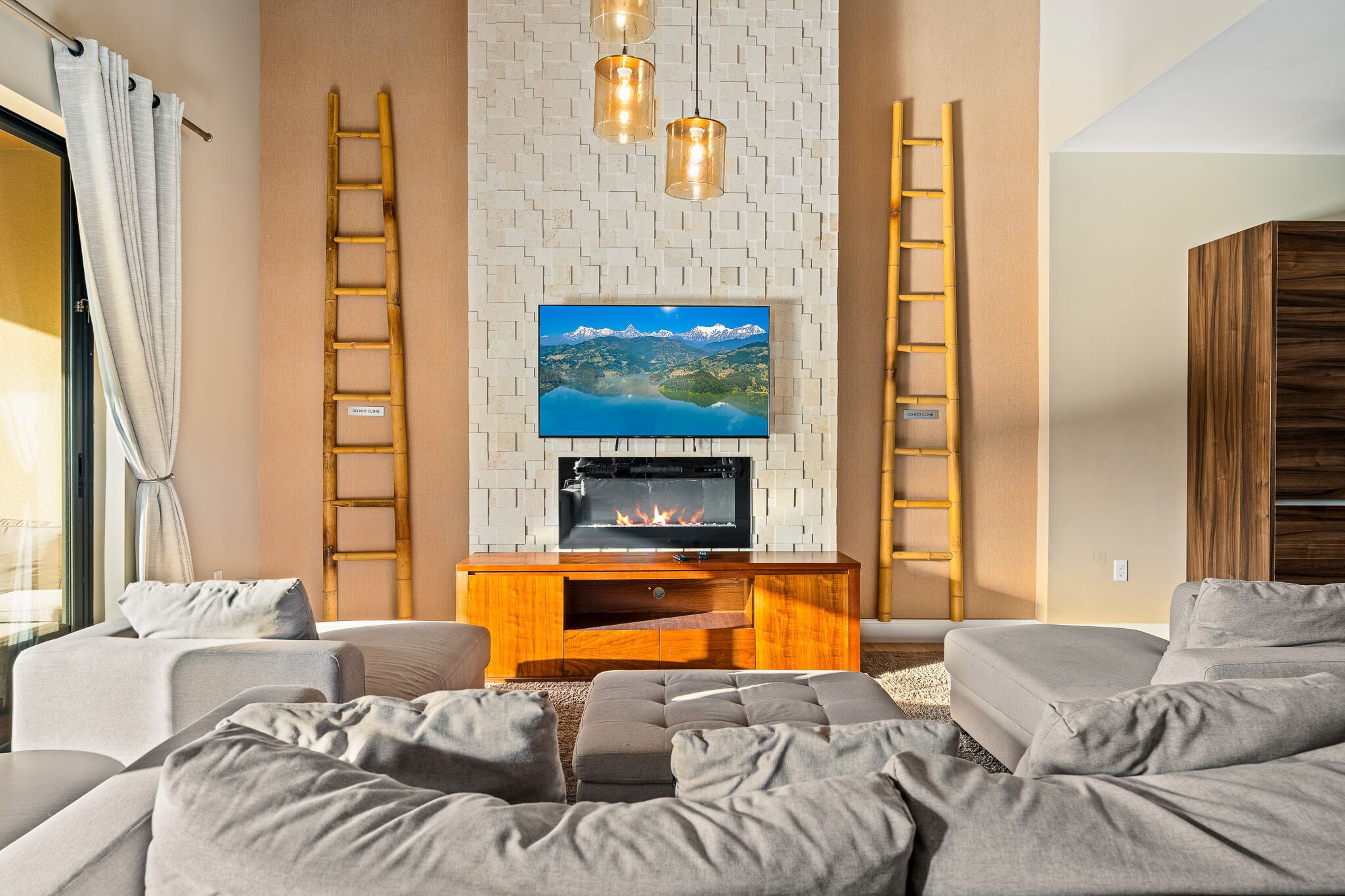 Televisión, chimenea y oficina 