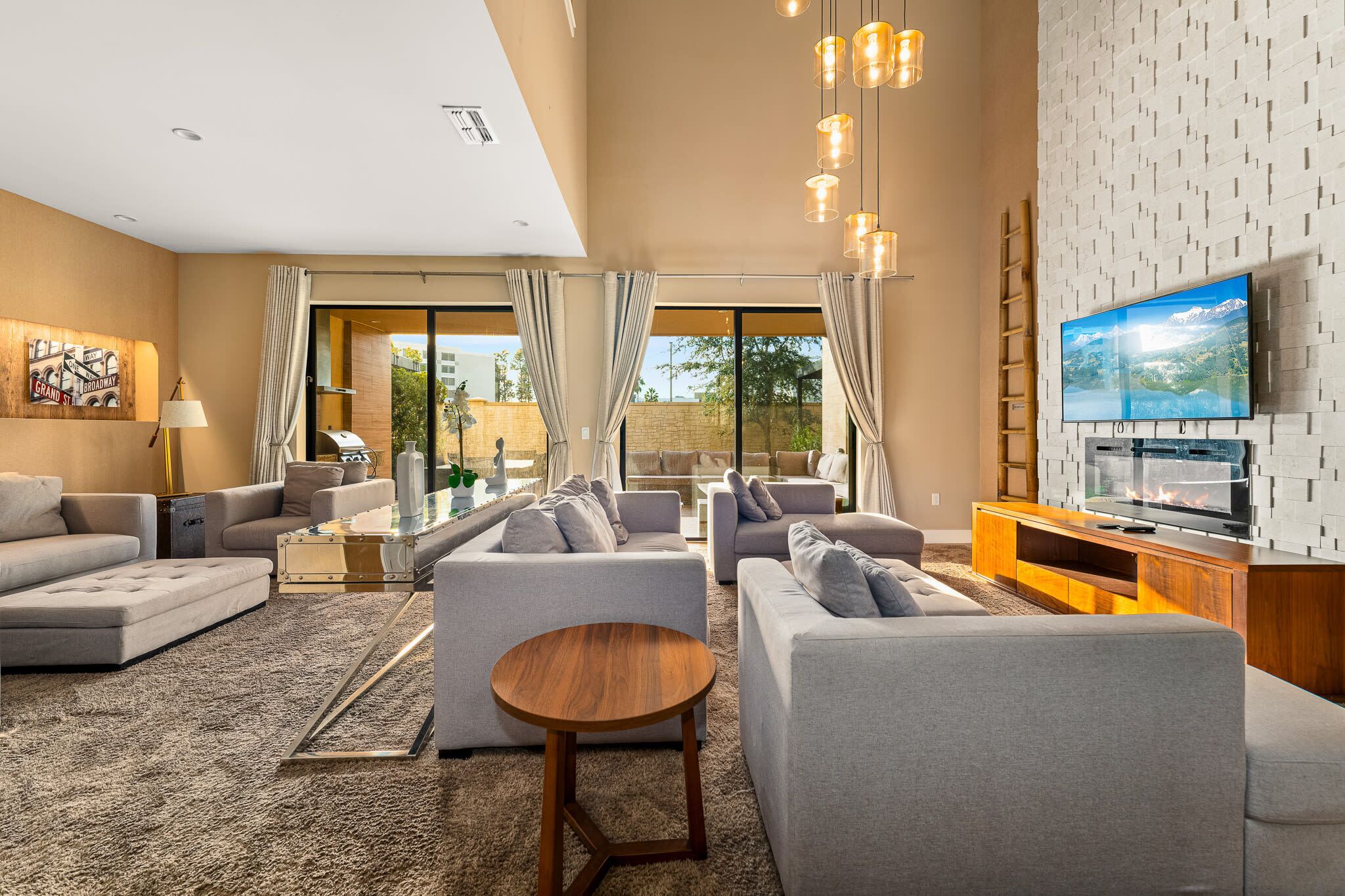 Televisión, chimenea y oficina 