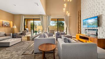 Televisión, chimenea y oficina