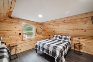 3 bedrooms, free WiFi, bed sheets - Linger Longer Estate: Snowmobile From the Doorstep – Winter Starts Here! (Grayling)