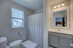 Een haardroger, handdoeken, zeep, toiletpapier