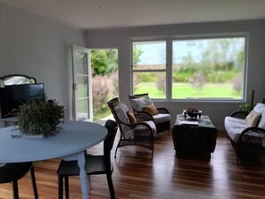 Interior - My Little Place in Raglan by the Beach! (Raglan)