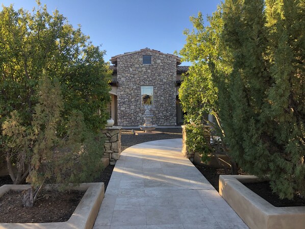 Property grounds - Luxurious Mediterranean Style Villa, Secluded on 3 Acres, 5 Bedrooms Near Sedona (Cottonwood)