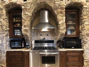 Fridge, microwave, oven, stovetop - Luxurious Mediterranean Style Villa, Secluded on 3 Acres, 5 Bedrooms Near Sedona (Cottonwood)