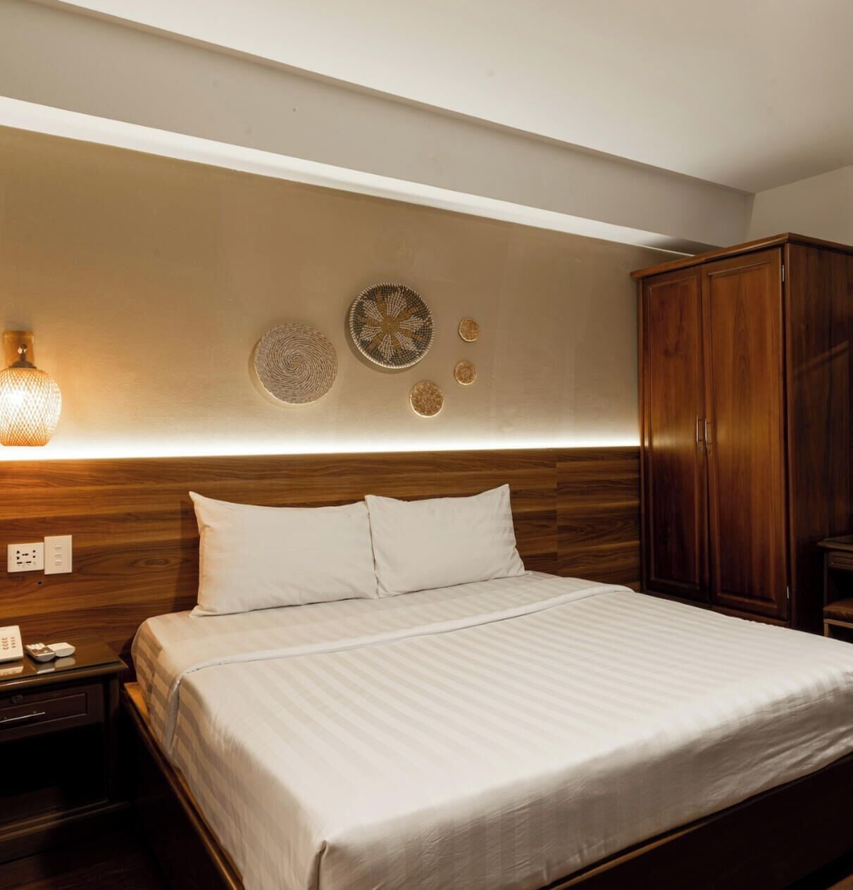 Standaard kamer, 1 twee- of 2 eenpersoonsbedden, op tussenverdieping | Een gratis minibar, een bureau, gratis wifi, beddengoed
