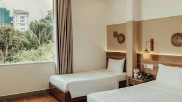 Deluxe-Dreibettzimmer | Kostenlose Minibar, Schreibtisch, kostenloses WLAN, Bettwäsche