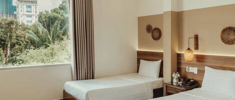 Phòng 3 Deluxe | Minibar với thức uống miễn phí, bàn