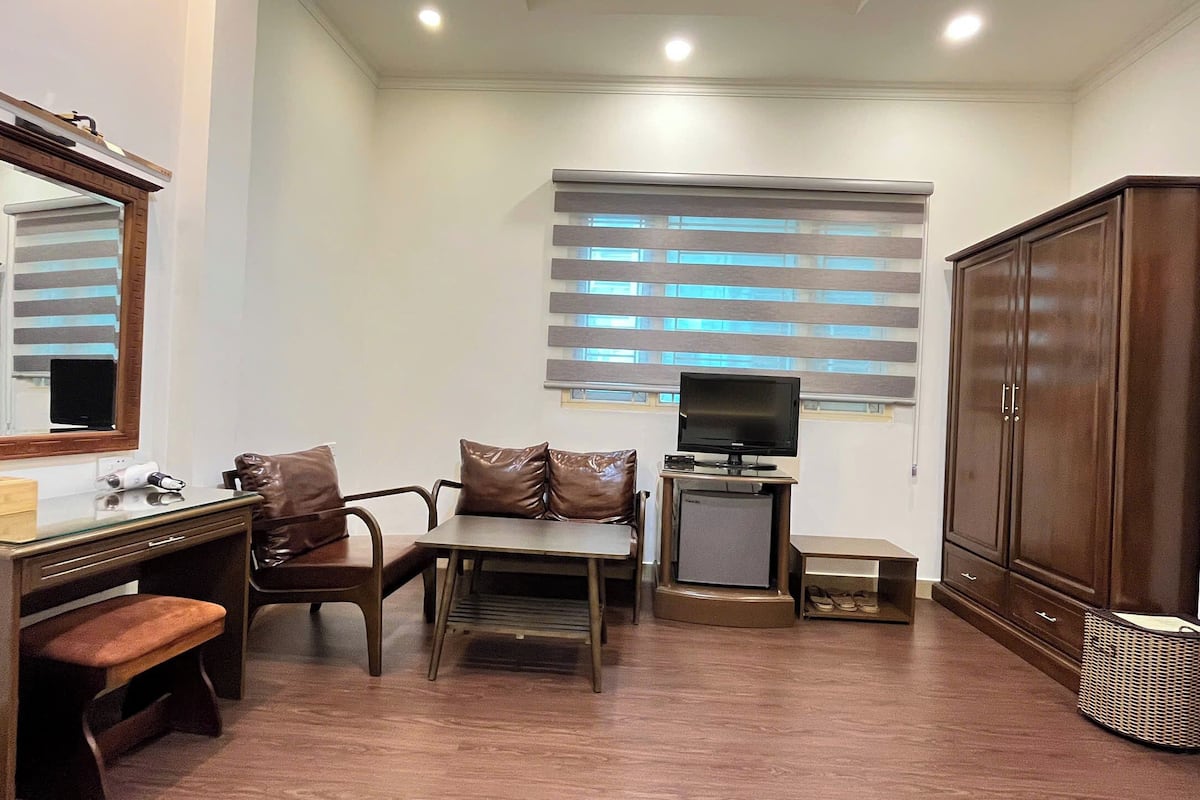 Minibar con artículos gratuitos, escritorio, wifi gratis y ropa de cama
