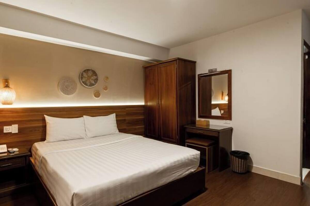 Minibar với thức uống miễn phí, bàn 