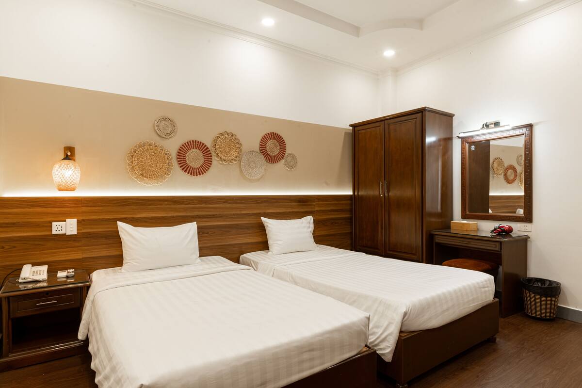 Phòng 2 giường đơn Deluxe | Minibar với thức uống miễn phí, bàn 