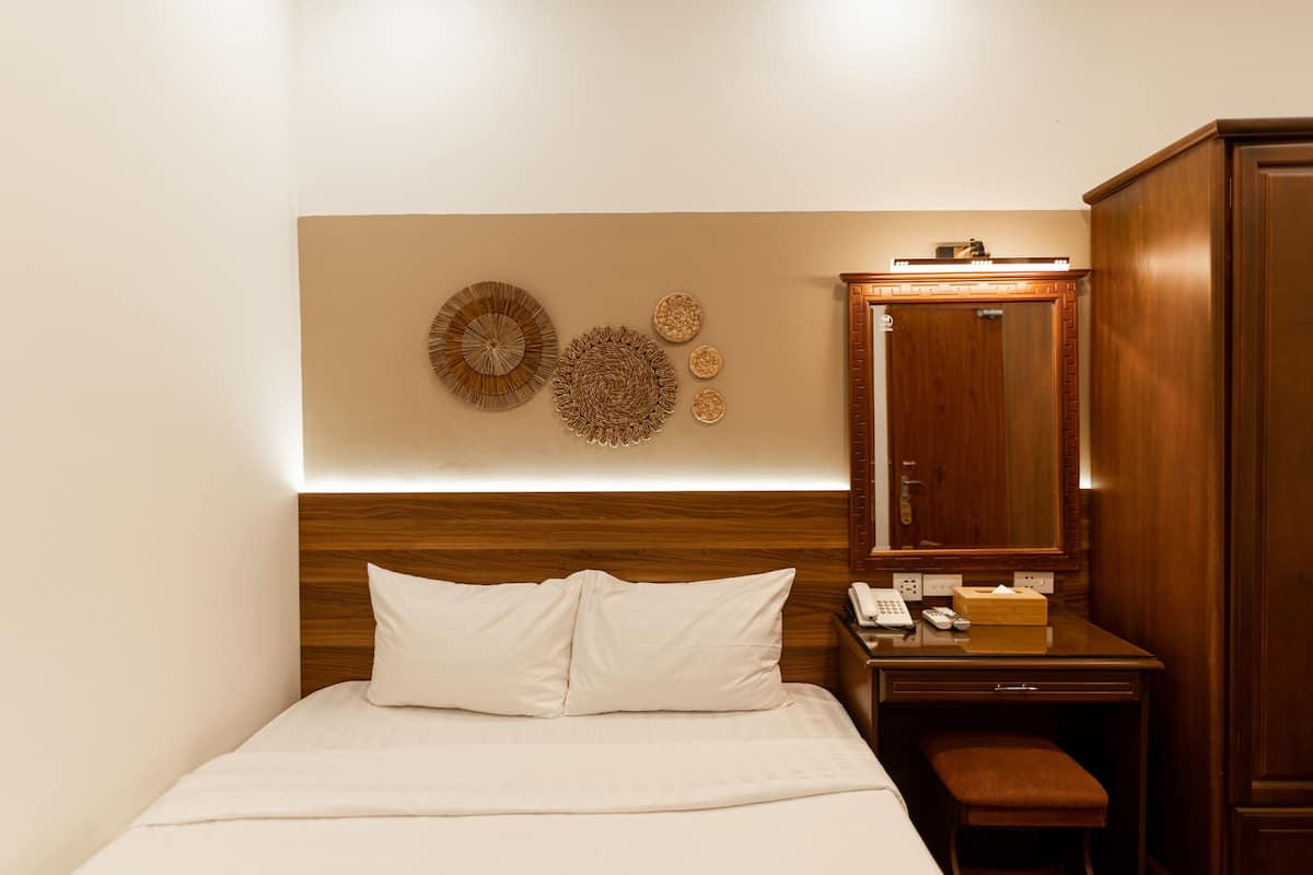 Phòng đôi Economy, không cửa sổ | Minibar với thức uống miễn phí, bàn 