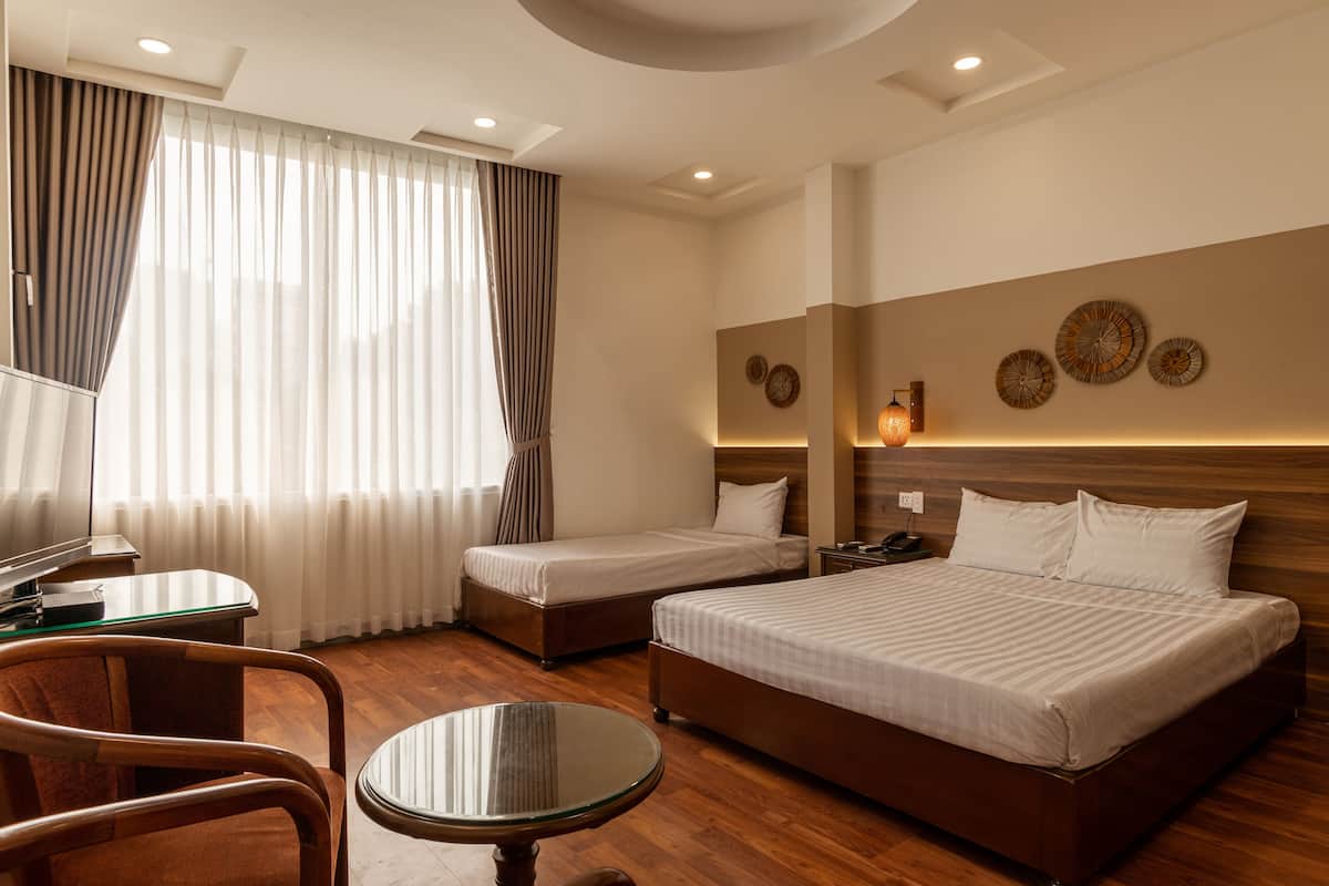 Phòng 3 Deluxe | Minibar với thức uống miễn phí, bàn 