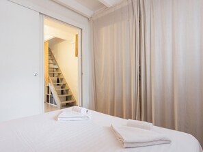 2 soverom, skrivebord, strykejern/-brett og wi-fi