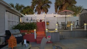 Outdoor dining - Glamour Camp 55 Plus (Fort Myers)