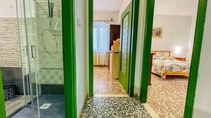 1 chambre, fer et planche à repasser, accès au Wi-Fi (inclus)