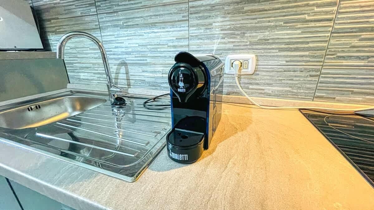 Réfrigérateur, micro-ondes, four, bouilloire électrique