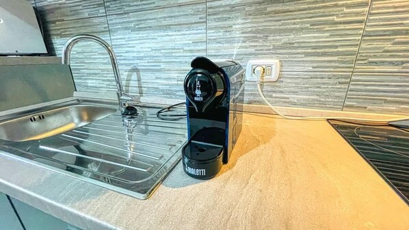 Réfrigérateur, four à micro-ondes, un four, bouilloire électrique