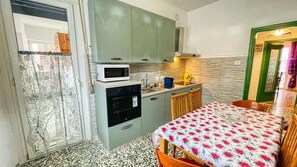 Réfrigérateur, four à micro-ondes, un four, bouilloire électrique