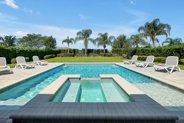 Una piscina al aire libre, una piscina climatizada