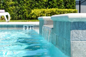 Una piscina al aire libre, una piscina climatizada