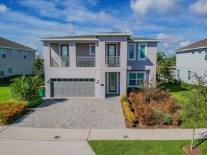 Exterior - Modern Oasis. Enjoy Resort amenities, 10 min to Disney and Attractions. (Kissimmee)