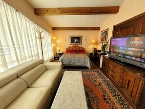 Interior - Spacious Lotus Room in A Stunning Chalet Style Home -- YYZ (Toronto)
