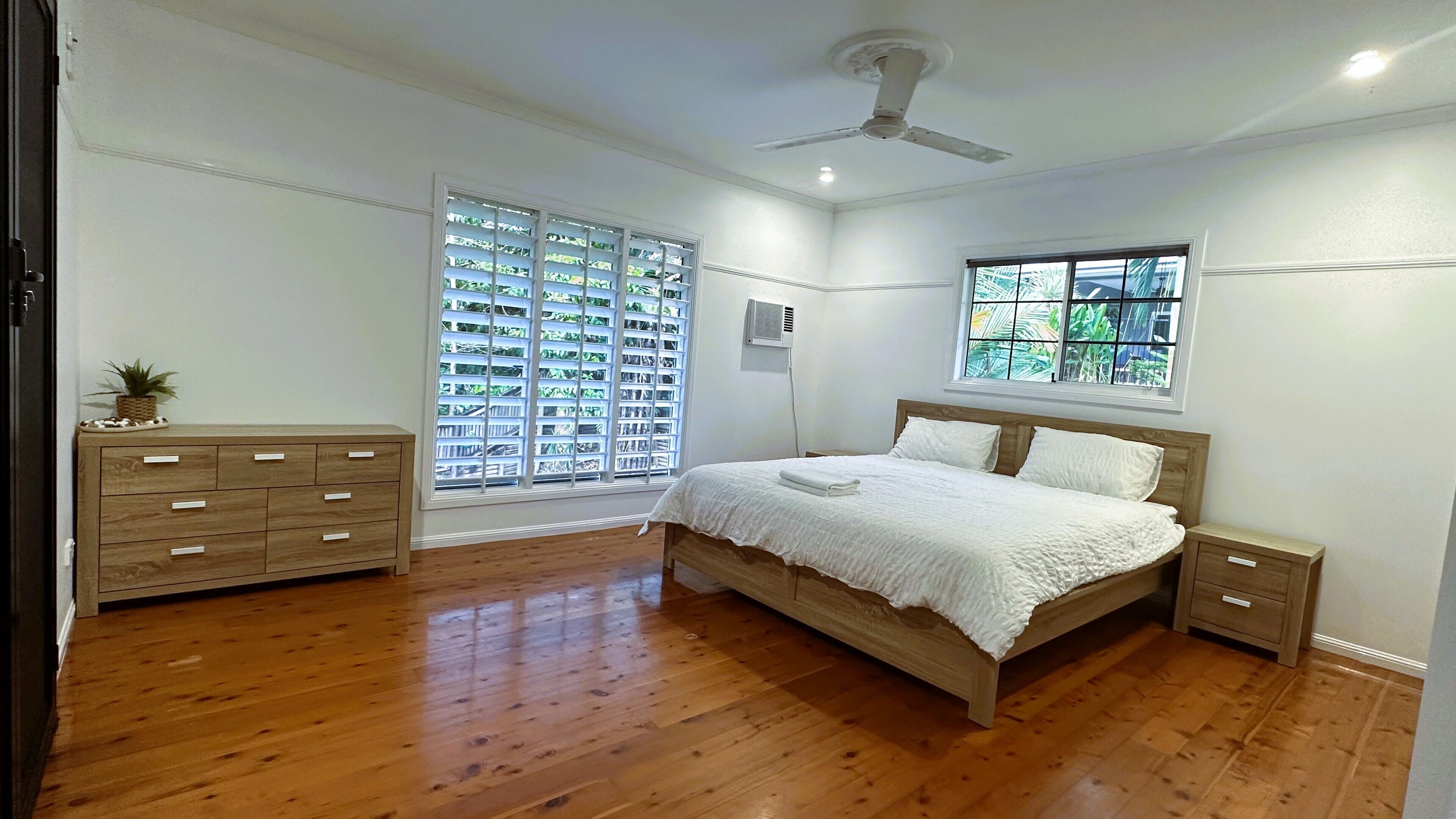 4 bedrooms, desk, iron/ironing board, free WiFi