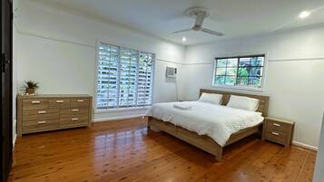 4 bedrooms, desk, iron/ironing board, free WiFi