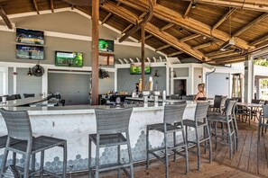 Bar (on property) - Beautiful 2BR/2BA Villa! Easy walk to Beach & Club! Amenity Cards! (Seabrook Island)