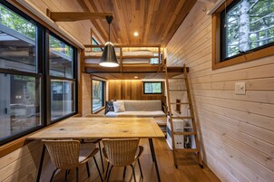 Habitación cuádruple | Edredones de plumas y minibar (con algunos artículos gratuitos)