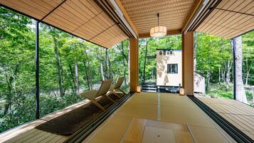 Tweepersoonskamer | Donsdekens, een minibar met enkele gratis items, individueel gedecoreerd