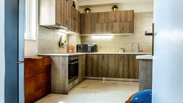 Fridge, oven, coffee/tea maker, dining tables