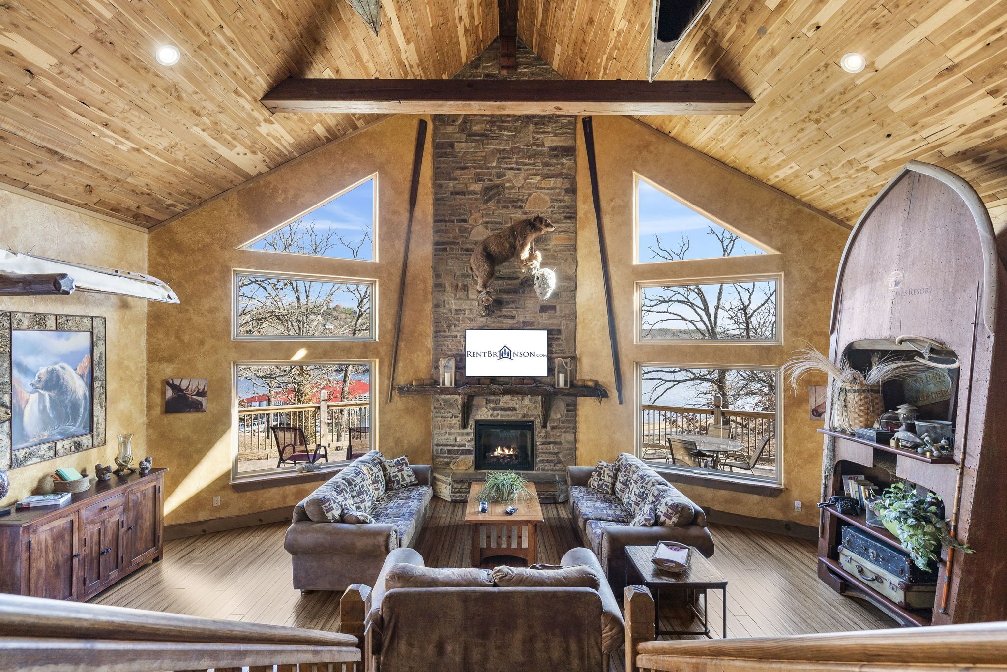 Una televisión, una chimenea, un futbolín