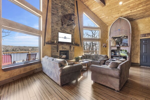 Een televisie, een open haard en tafelvoetbal