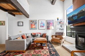 TV, fireplace, stereo - Tahoe City Townhome close to Resorts (Tahoe City)