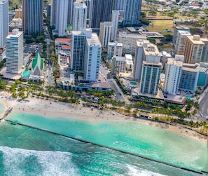 Ubicación cercana a la playa, tumbonas y toallas de playa