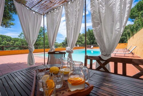 Stunning private villa for 12 people with private pool, WIFI, TV, patio and pets allowed