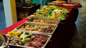 Una mesa de buffet con diversos alimentos.