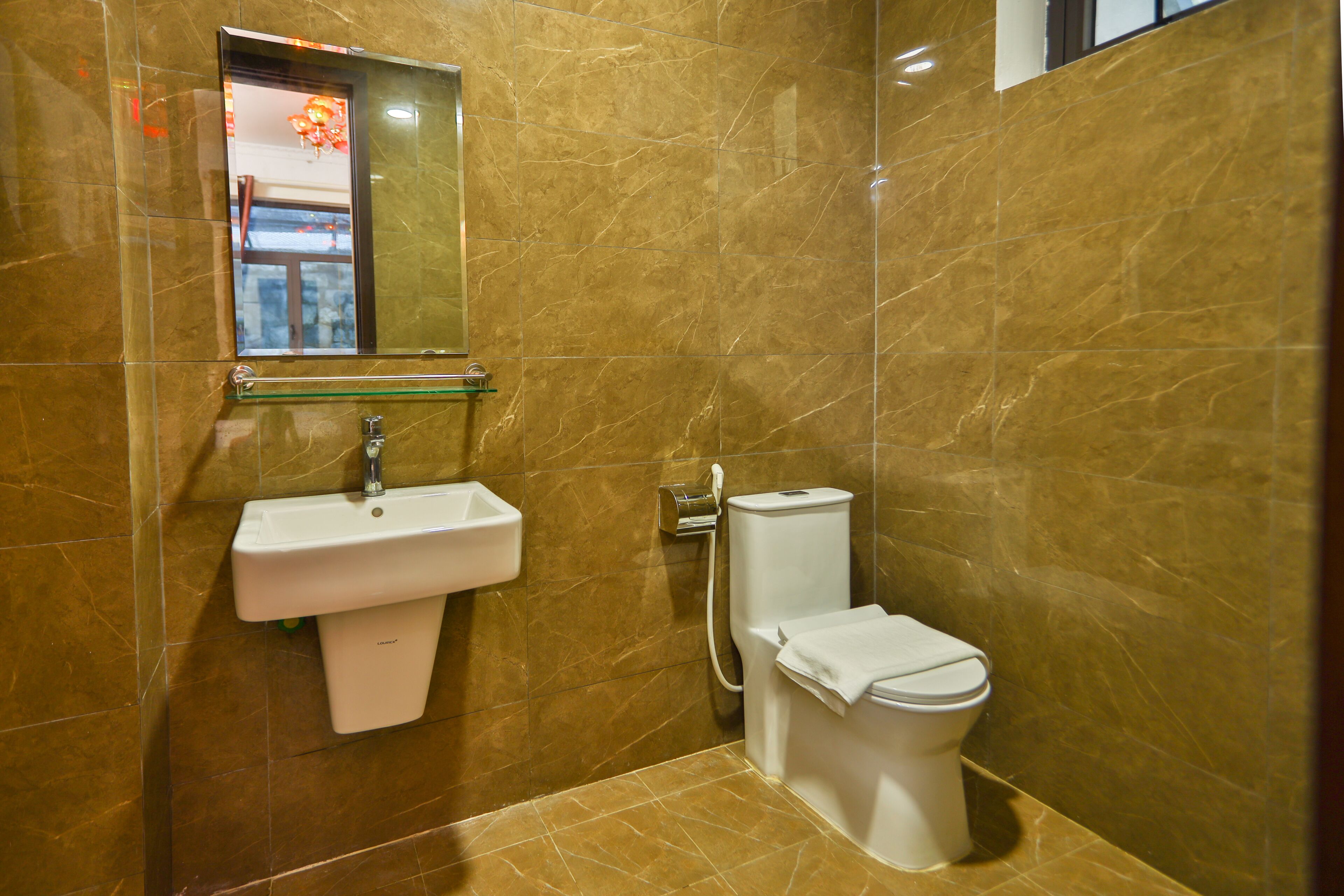 Dusj, hårføner, tøfler og såpe