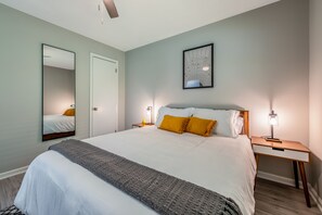2 bedrooms, desk, iron/ironing board, free WiFi - The Blue Bird, newly renovated modern home close to downtown Raleigh  (Raleigh)